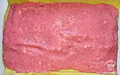 Выньте из духовки корж, остудите его, покройте клубничной начинкой и придайте ему форму рулета. Оставьте в холодильнике на некоторое время, чтобы рулет успел пропитаться.