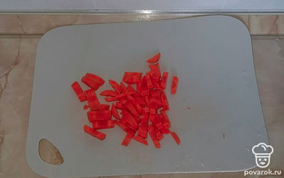 Морковь порезать кубиками.
