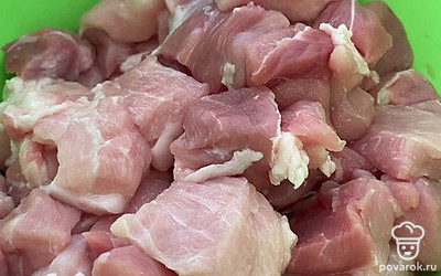 Нарезать небольшими кусочками мясо.