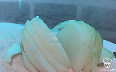 Почистить и нарезать полукольцами лук.
