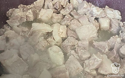 Тушить мясо до полуготовности, добавить стакан воды.