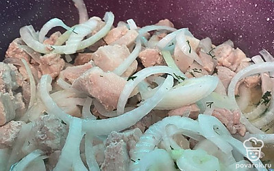 После добавить к мясу лук.