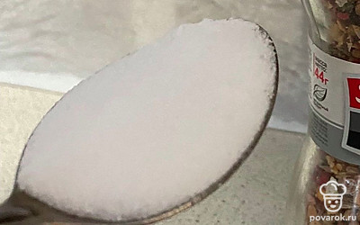 Посолить и поперчить мясо.