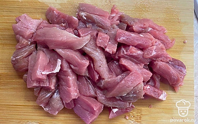 Мякоть свинины нарезаем брусочками.