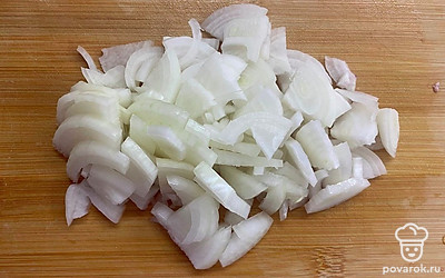 Репчатый лук очищаем от кожуры и режем полукольцами.