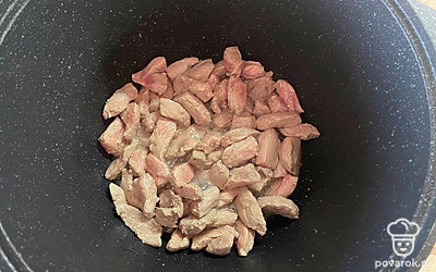 Свинину обжариваем в казане с растительным маслом, до испарения жидкости из мяса.