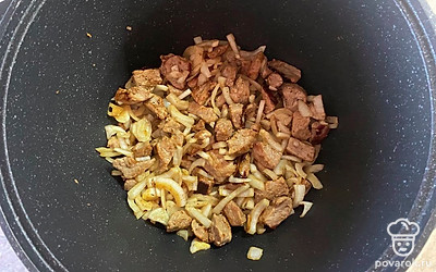 Добавляем в казан репчатый лук и жарим мясо с луком до золотистого цвета.