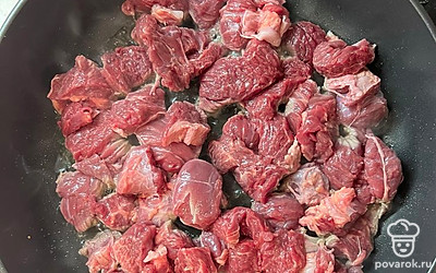 Мясо нарезать ломтиками, обжаривать на большом огне до появления корочки.