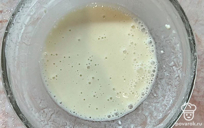 Смешать муку с теплой водой в пиале.