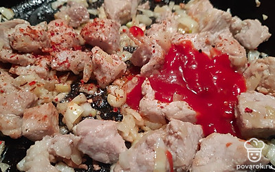 Затем добавить соль, специи, томатную пасту, перемешать.