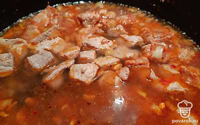 Влить 1 стакан воды, накрыть крышкой, тушить 20 минут.