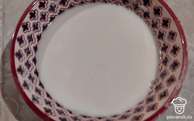 В миску всыпать муку, добавить 1 стакан воды, сметану, перемешать.