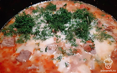 Залить сметанным соусом гуляш, насыпать нарезанный укроп, довести до кипения, кипятить еще 5 минут.