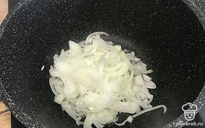Раскалите растительное масло и обжарьте лук.