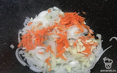 Затем добавьте морковь и чеснок.