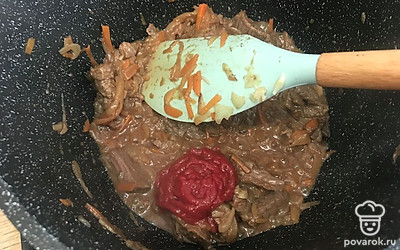 Затем добавьте томатную пасту.