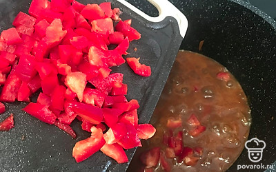 Добавьте потом воду, болгарский перец и тушите под крышкой до мягкости мяса.