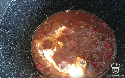 В самом конце добавьте сметану и специи, перемешайте.