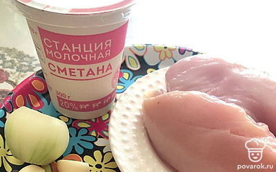 Готовим продукты. Мясо моем, лук и чеснок очищаем.