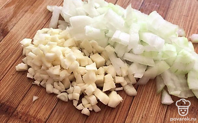 Овощи мелко нарезаем.