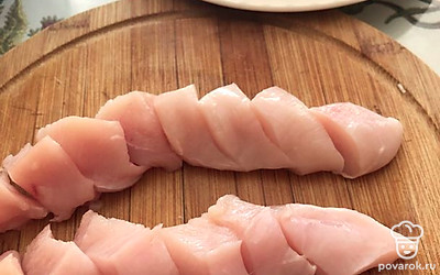 Филе режем одинаковыми кусочками.