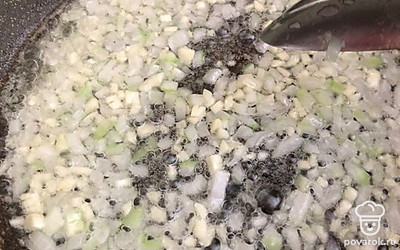 В сковороду добавляем растительное масло и сливочное. Пассеруем лук с чесноком.