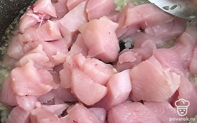 Добавляем филе, тушим его до выпаривания жидкости.