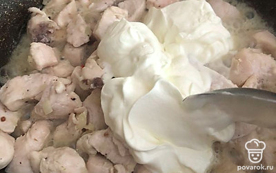 Солим, перчим по вкусу. Приправляем тремя большими ложками сметаны.