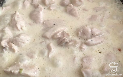 Перемешиваем и доводим до кипения. Выключаем плиту и накрываем крышкой сковороду. 