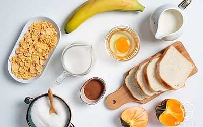 Подготовьте необходимые продукты, удобно расположите их на рабочем столе. Фрукты вымойте, банан очистите, у хурмы вырежьте место крепления плодоножки, извлеките косточки. Хурму и банан нарежьте крупными кусочками. Приготовьте блендер.