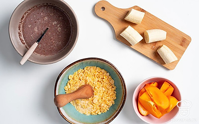 Подготовьте льезон и панировку. Молоко смешайте со сливками, яйцом, корицей и 1 ст. л. сахара. В отдельную емкость раскрошите кукурузные хлопья, засыпьте оставшимся сахаром и перемешайте.