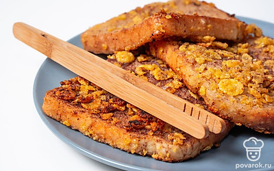 Поджарьте тосты. Хорошо смажьте сковороду маслом, разогрейте. Обмакните кусочки хлеба в льезон, потом в кукурузную панировку и выложите на сковороду. Обжарьте их по 2-3 минуты с каждой стороны.