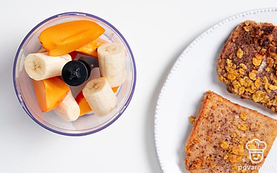 Приготовьте фруктовое пюре. Сложите ломтики фруктов в чашу блендера и пюрируйте до однородности массы.