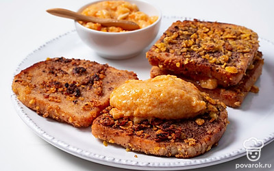 Соберите тост. Выложите фруктовое пюре на ломтик хлеба. Накройте сверху вторым тостом. Разрежьте по диагонали.