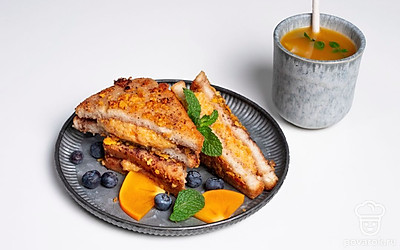 Тост с фруктовым пюре подайте к солу с медом или кленовым сиропом.