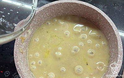 Добавляем две столовых ложки муки и две столовых ложки сметаны. Огонь ставим на минимум. Добавляем кипяток, чтобы вода скрыла говядину полностью. Варим на маленьком огне 2 часа.