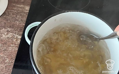 Пока говядина варится, отвариваем макароны. В кипящую воду засыпаем макароны. Варим на среднем огне 12 минут.