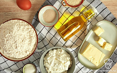 Воду подогрейте до теплого состояния, но не выше 40 градусов. Сливочное масло растопите и оставьте в отдельной емкости в стороне. Муку просейте, чтобы в ней не было лишних комочков. Приготовьте скалку, фольгу и пищевую пленку.