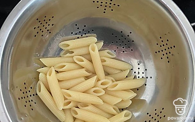 Макароны откидываем на дуршлаг, промываем.