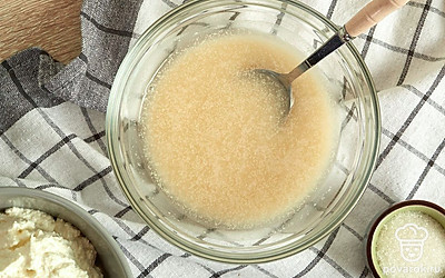 Подготовьте дрожжи. В теплую воду засыпьте сахар и дрожжи, хорошо перемешайте. Оставьте смесь в теплом месте на 10-15 минут, чтобы образовалась «шапочка».