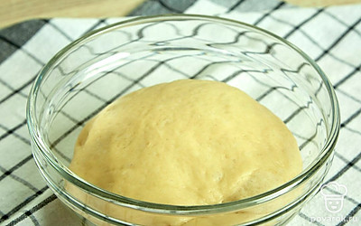 Замесите тесто. В просеянную муку добавьте соль, перемешайте. Туда же добавьте мягкий творог и разомните массу руками, чтобы получилась крошка. Затем влейте к ингредиентам остывшее сливочное масло и дрожжи с сахаром, замесите тесто. Переложите готовое тесто в миску, накройте пищевой пленкой и оставьте в теплом месте на 1-1,5 часа.