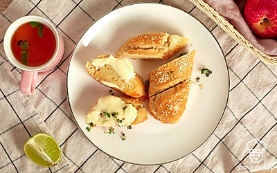 Готовые багеты подавайте к столу теплыми к чашке горячего чая.