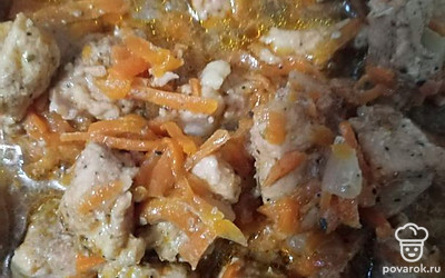 Гуляш отлично сочетается с любыми гарнирами, подается горячим. Мясо получается нежное, просто тает во рту.