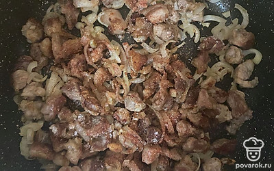 Лук почистите, нарежьте полукольцами и обжарьте с мясом 5-7 минут.