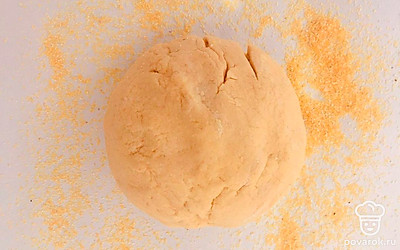 Приготовьте тесто, высыпьте просеянную муку на стол, сделайте в ней углубление, добавьте в него немного воды и постепенно вмешивайте ингредиенты друг в друга. Нарежьте небольшими кусочками сливочное масло и также вмешайте его.