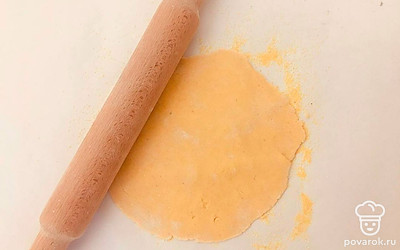 Разделите тесто на 8 частей и дайте им полежать около 30 минут, накройте кусочки полотенцем. Затем раскатайте скалкой коржи диаметром до 10 см.