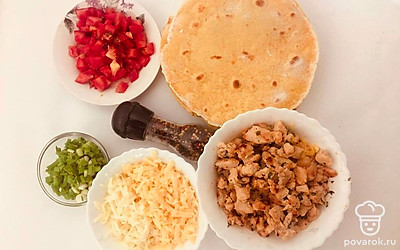 Протушите куриный тримминг со сливками на среднем огне около 10 минут, чтобы испарилась лишняя жидкость, добавьте в мясо смесь перцев и дайте немного напитаться ароматом.