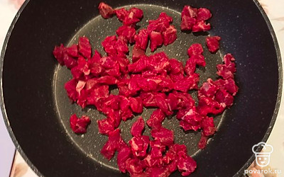 Филе говядины нарежьте мелкими кубиками, переложите в сковороду, обжарьте на растительном масле.