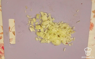 Мелко нарежьте лук.