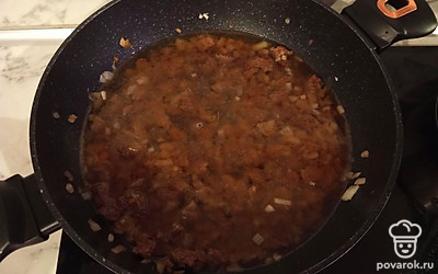 Добавьте воду так, чтобы она покрывала мясо. Томите до готовности мяса.